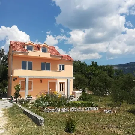 Castello Flower Apartment Kastela