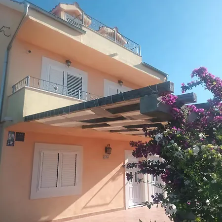 Castello Flower Апартаменти Каштела